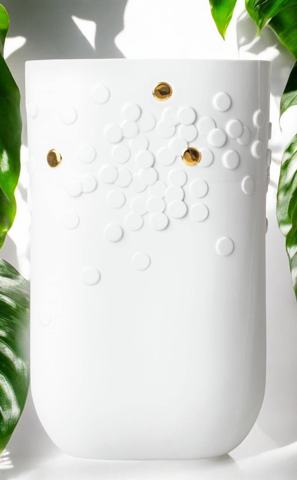 Weiße Bodenvase mit goldenen Punkten und erhabenen Kreisen, moderne Dekoration für Wohnzimmer.