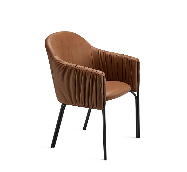 Brauner Celine Armchair High Sessel von Freifrau Manufaktur mit gerafften Armlehnen und schwarzem Gestell.