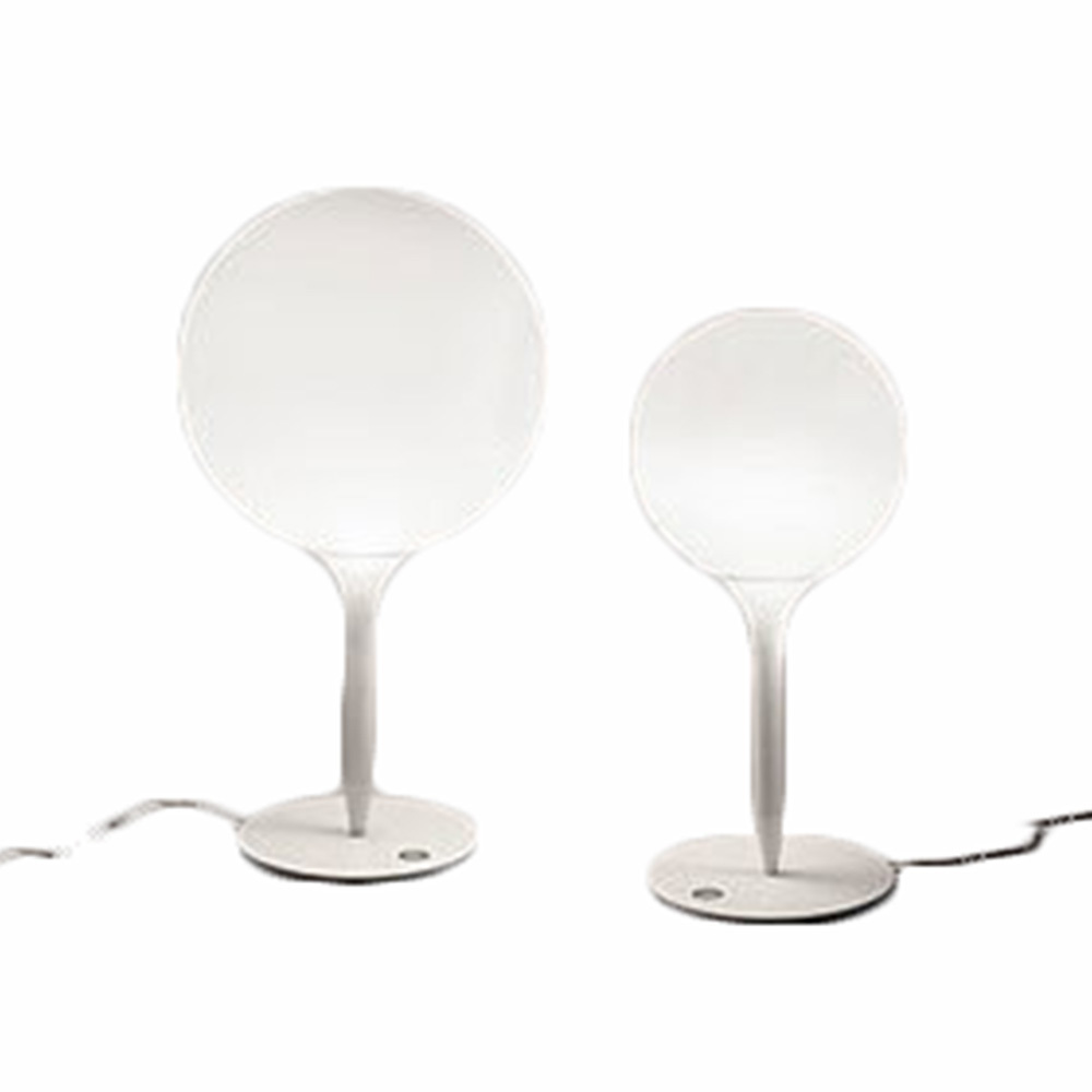 Zwei Castore Tischleuchten von Artemide: Moderne Lampen mit runden, diffusen Schirmen und schlanken Stielen.