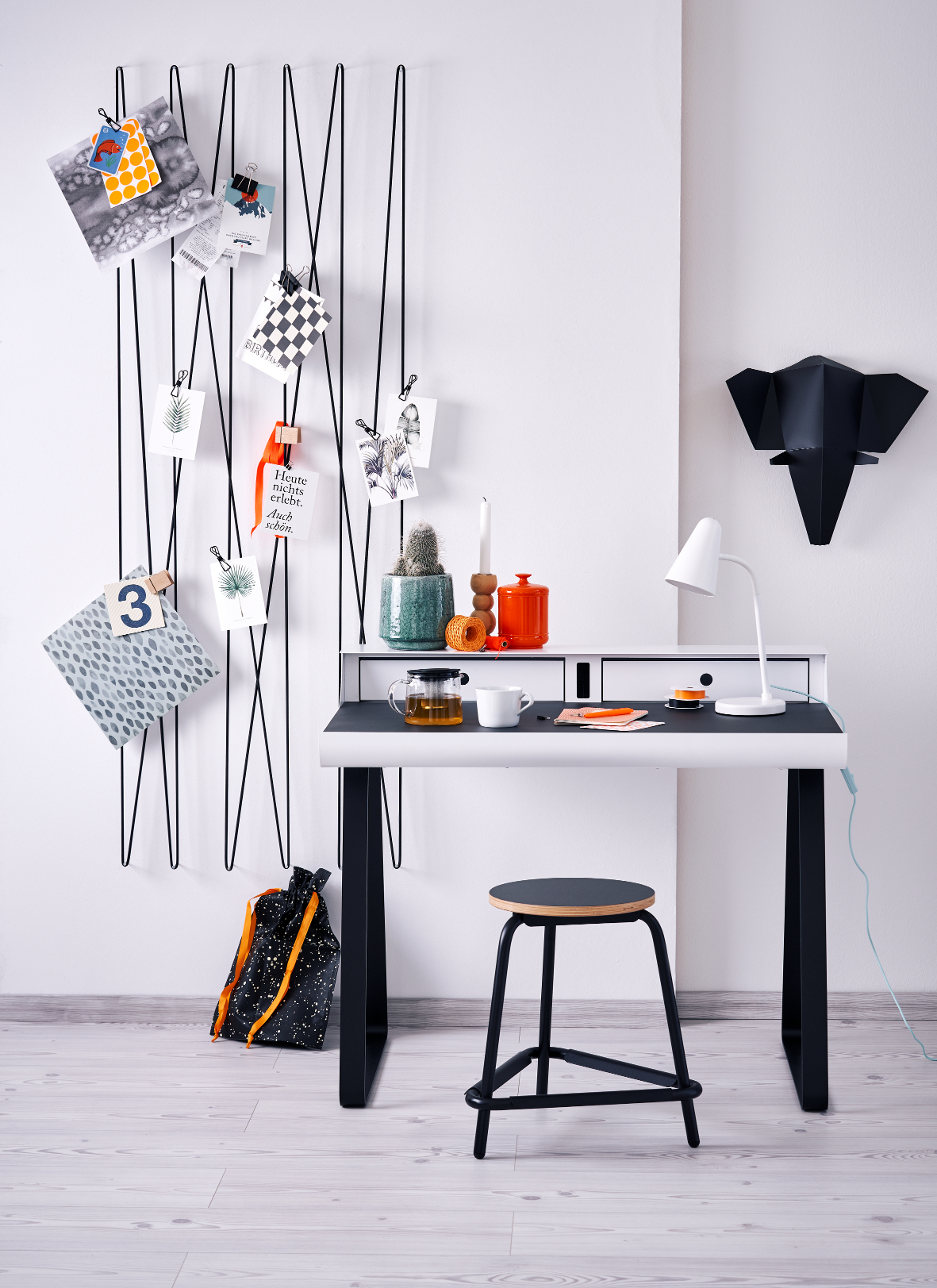 PS10 Sekretär von Müller Möbelfabrikation in Weiß und Schwarz mit Schreibtischlampe und Hocker.