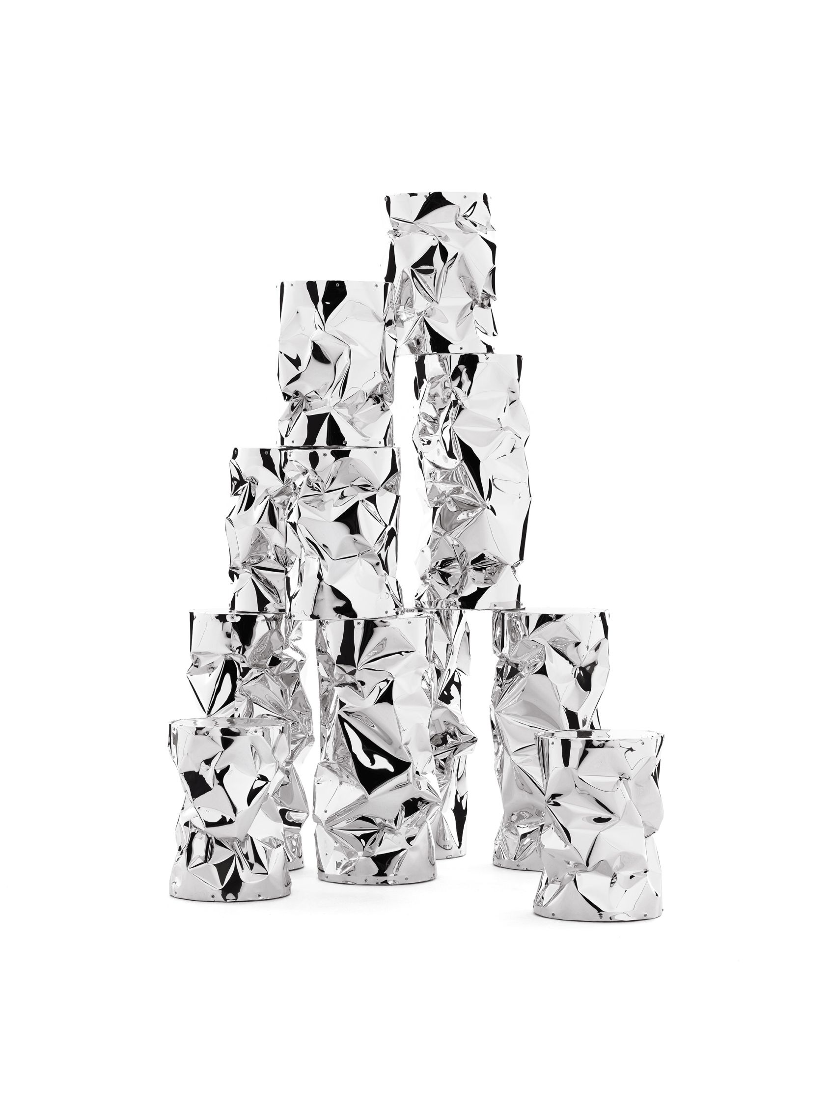 Silberne Big Tab.u Hocker/Tische von Opinion Ciatti, gestapelt wie eine Pyramide, modernes Möbeldesign.