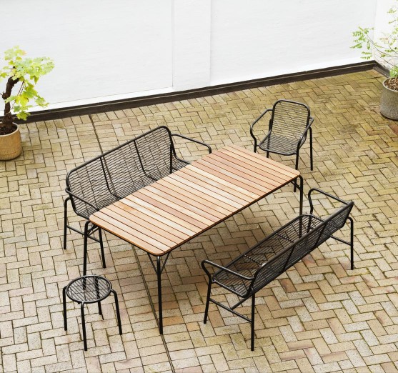 Vig Dining Bench Bank von Normann Copenhagen, Outdoor-Sitzgruppe mit Tisch, Stühlen und Bänken auf Terrasse.