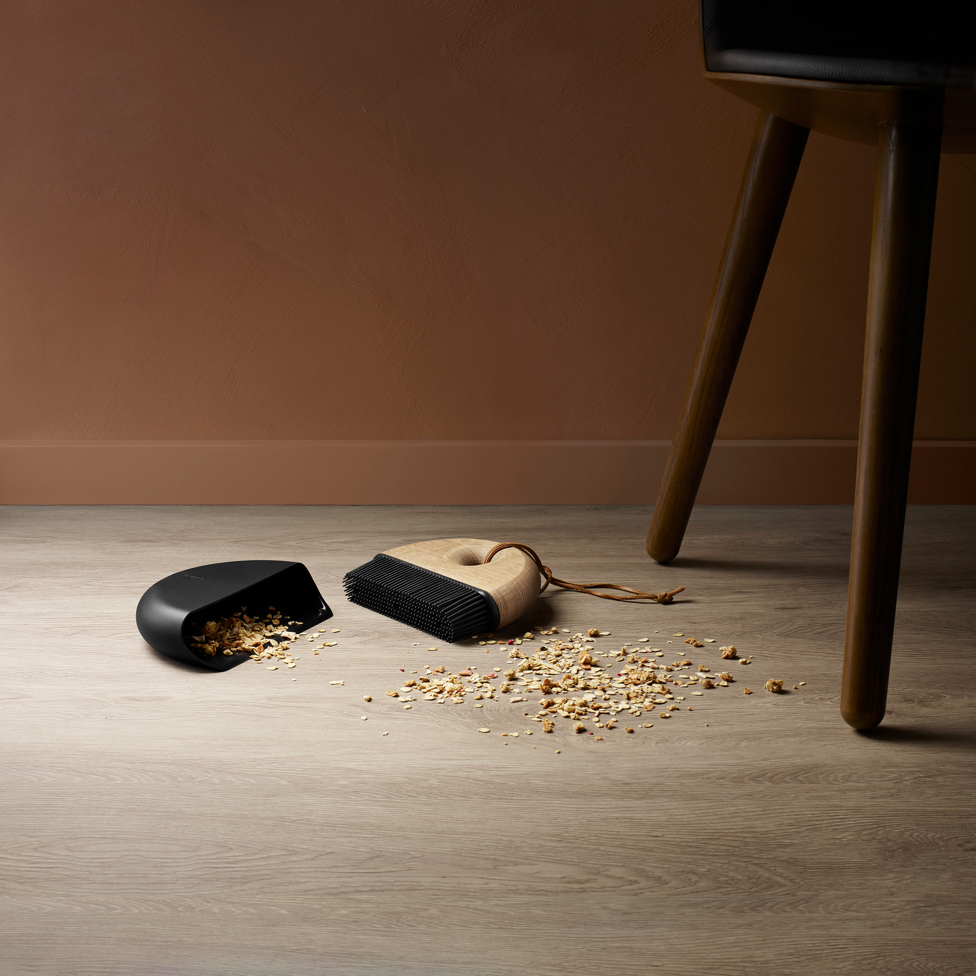Sweep Handfeger und Kehrblech von Eva Solo: Handfeger aus Holz und schwarzes Kehrblech mit Krümeln.