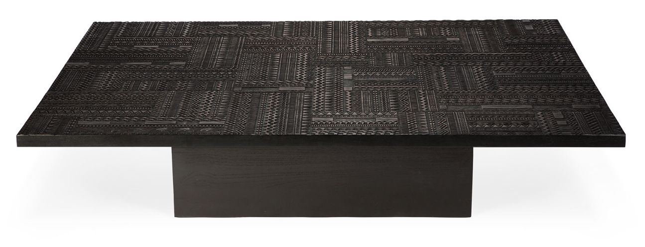 Schwarzer Ethnicraft Couchtisch "Tabwa Blok" aus Teakholz mit auffälligem, ethnischem Muster auf der Tischplatte.