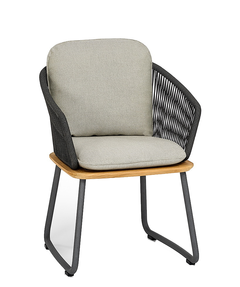 Denia Dining Sessel Outdoor mit Zori Matcha Polster, Weishäupl Gartenmöbel für Terrasse und Balkon.