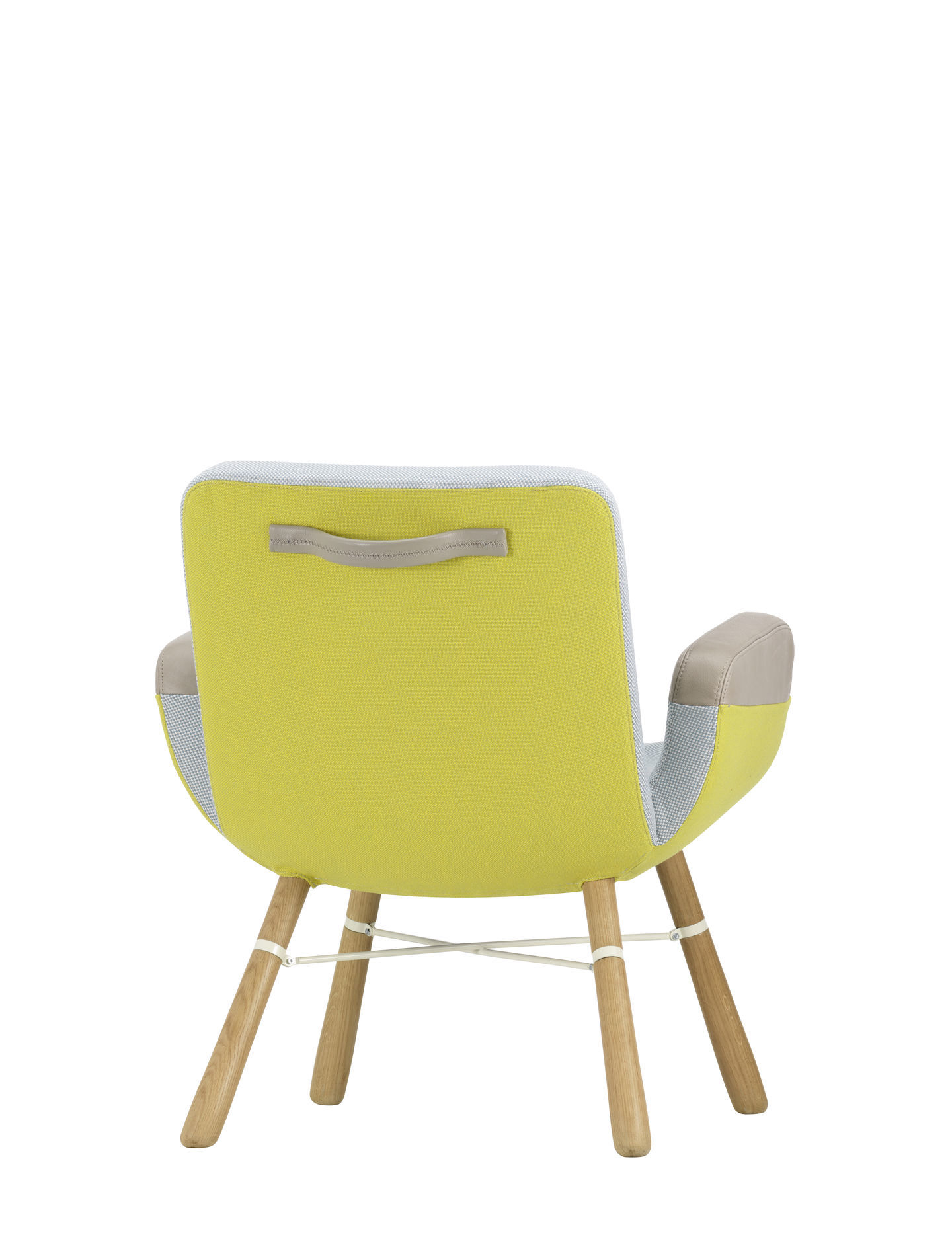 Rückansicht des East River Chair Sessels von Vitra mit gelbem Stoffbezug und Holzbeinen.