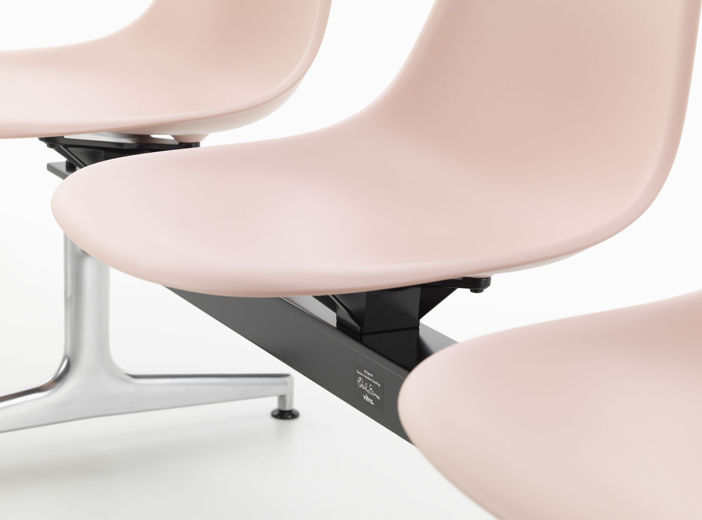 Eames Plastic Side Chair RE auf Traverse Vitra