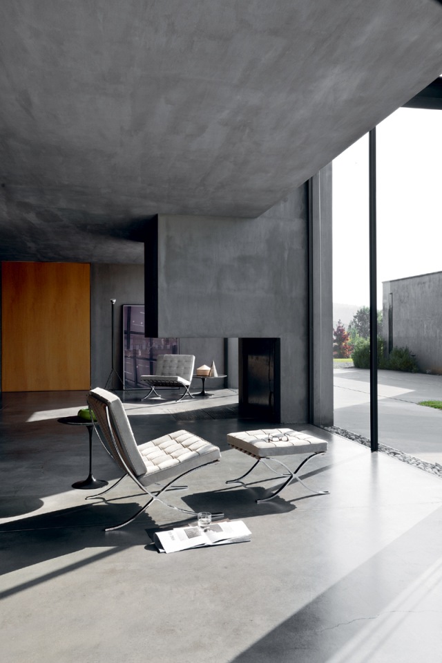 Barcelona Hocker von Knoll International: Moderner Lederhocker mit verchromtem Stahlgestell im minimalistischen Wohnraum.