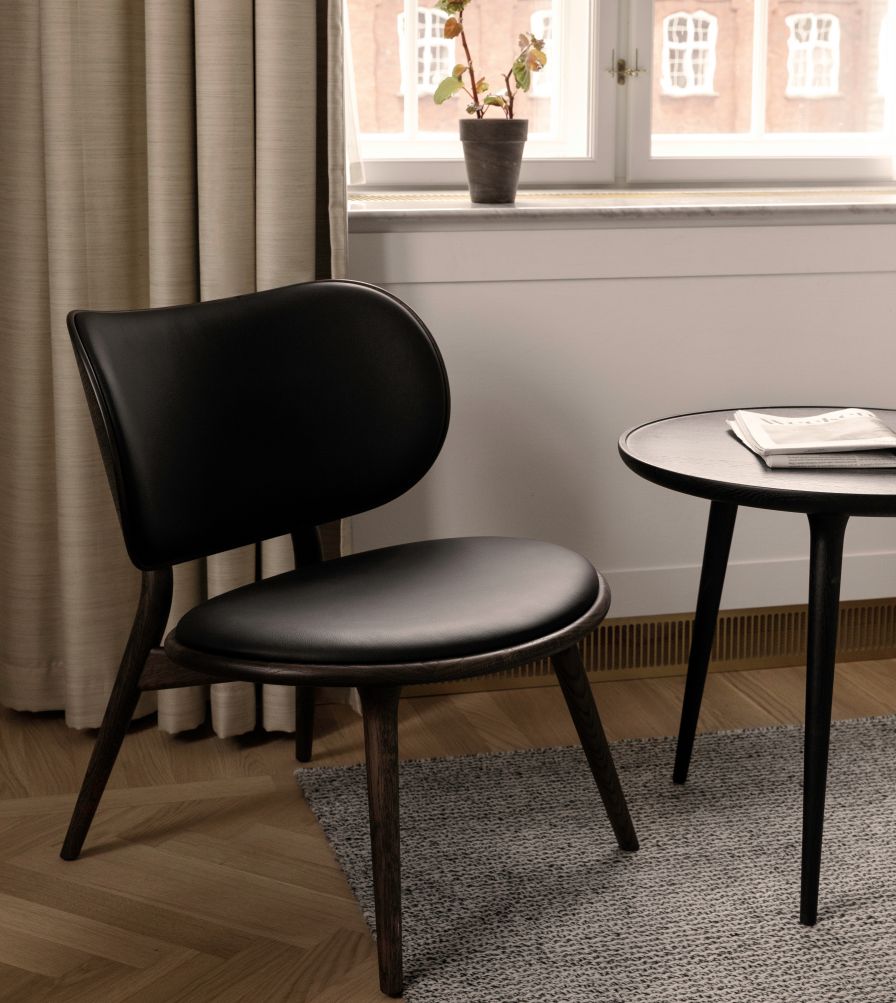 The Lounge Chair Stuhl mit schwarzem Leder und Eichenholzbeinen, moderner Sessel für Wohnzimmer.