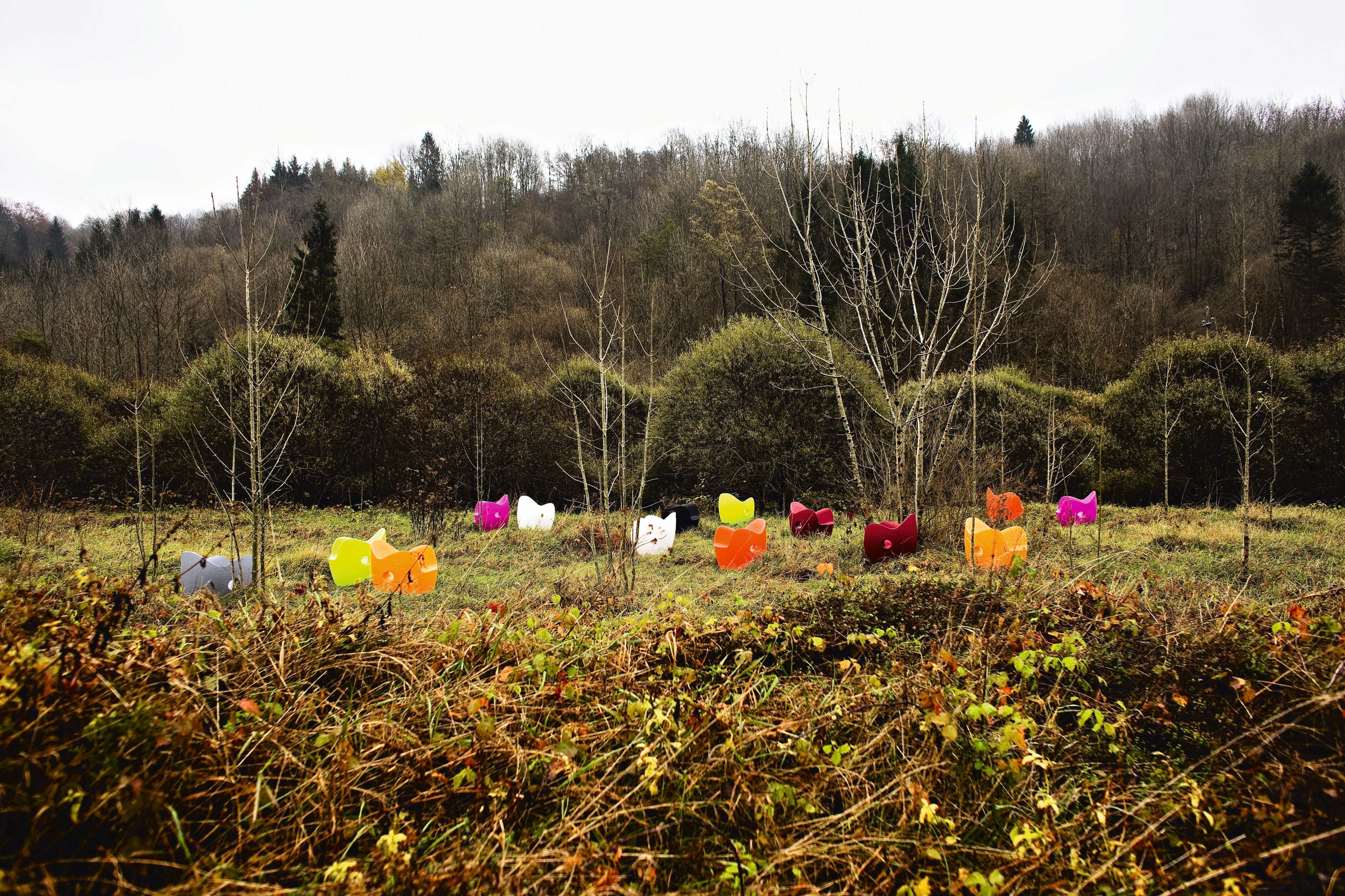O-Nest Sessel von Moroso in verschiedenen Farben im Freien, moderne Sitzmöbel, Design.