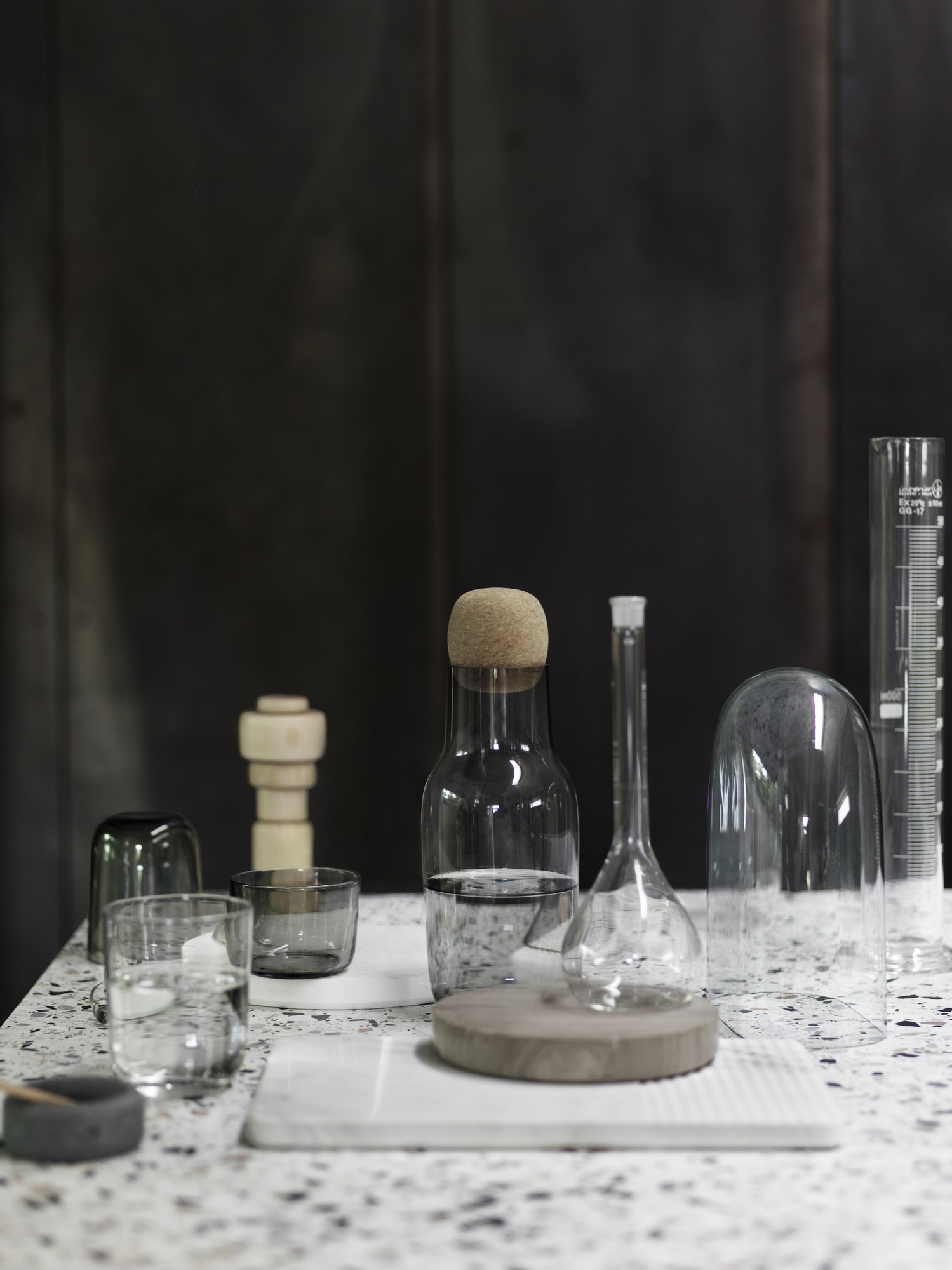Klares Corky Glasses Glas Tall von Muuto, modernes Design Trinkglas für Wasser und Saft.