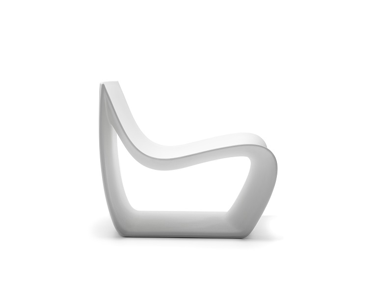 SIGN Armchair, schlammfarben, für Innen und Außen. Moderner Sessel aus mattem Material.