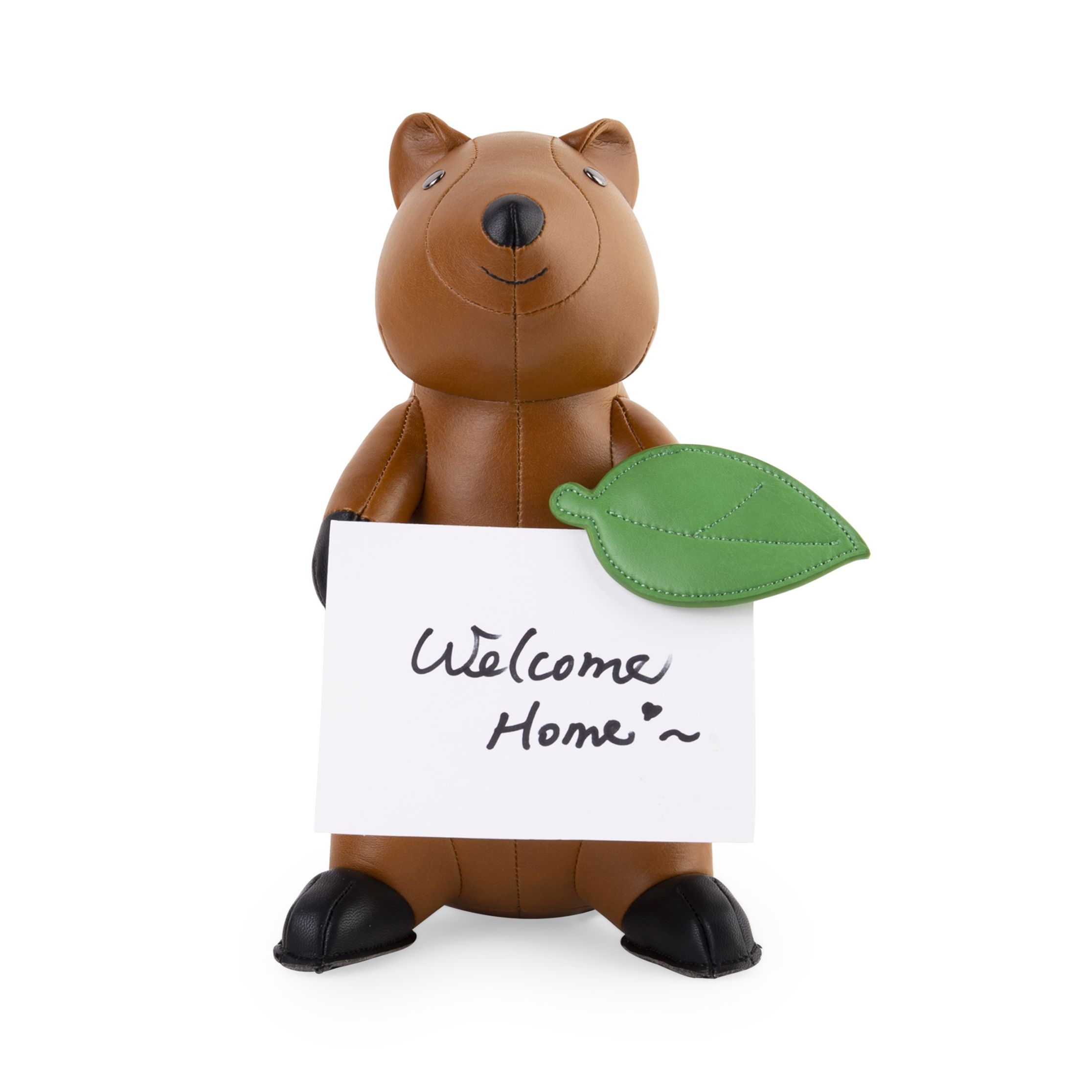 Buchstütze Quokka von Züny, tan und schwarz, hält Schild mit "Welcome Home".