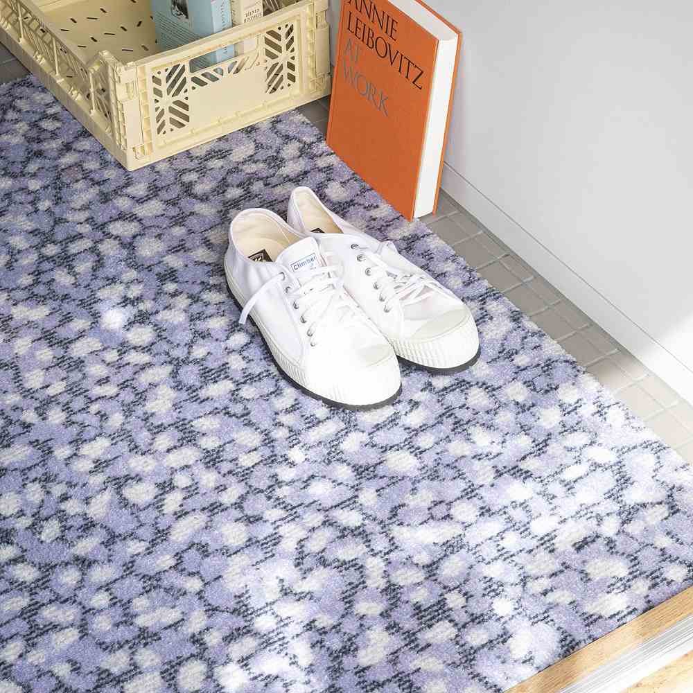 Grain Amethyst Heymat Fußmatte (85x115 cm) mit Muster, weißen Schuhen, Kiste und Buch. Indoor Fußabtreter.