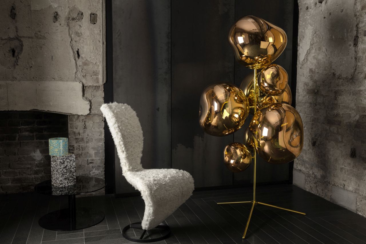 Goldener Melt Stehkronleuchter von Tom Dixon, moderne Designerleuchte mit reflektierenden Kugeln im Interieur.