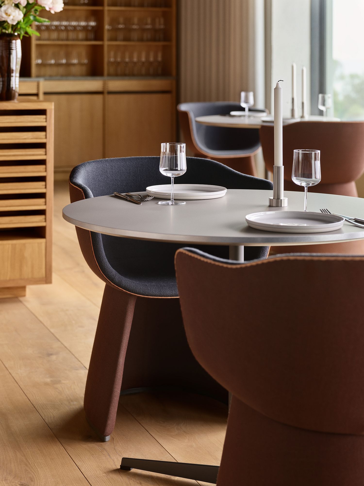 Monolit Stuhl von Fritz Hansen an gedecktem Esstisch im Restaurant. Design Esszimmerstuhl.