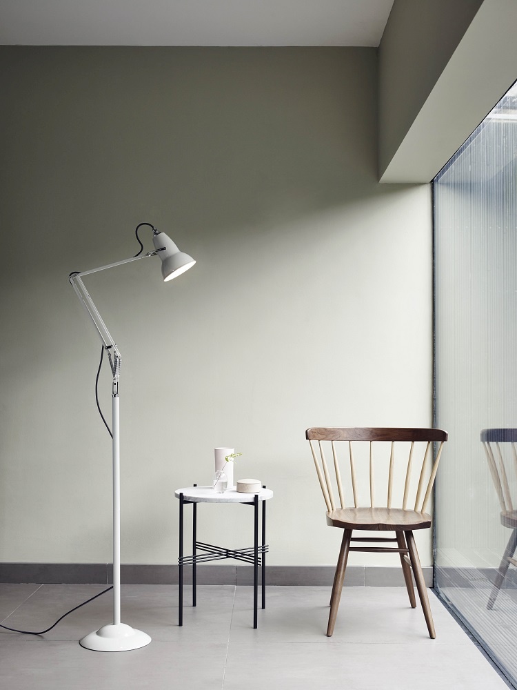 Anglepoise Original 1227 Stehleuchte in Taubengrau, flexible Arbeitsleuchte für Wohnzimmer und Büro.