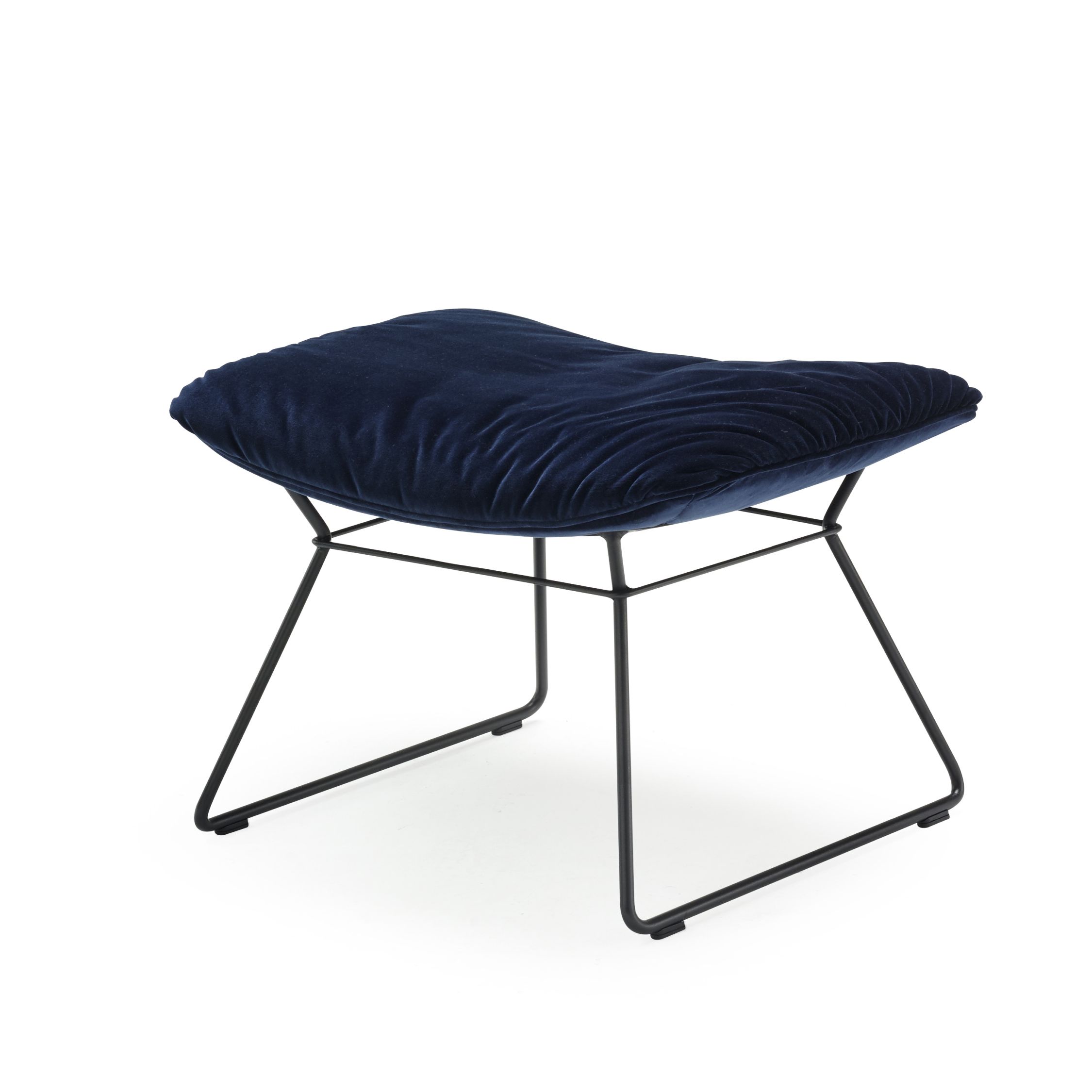Blauer Amelie Ottoman von Freifrau Manufaktur mit schwarzem Metallgestell, moderner Hocker für Wohnzimmer.