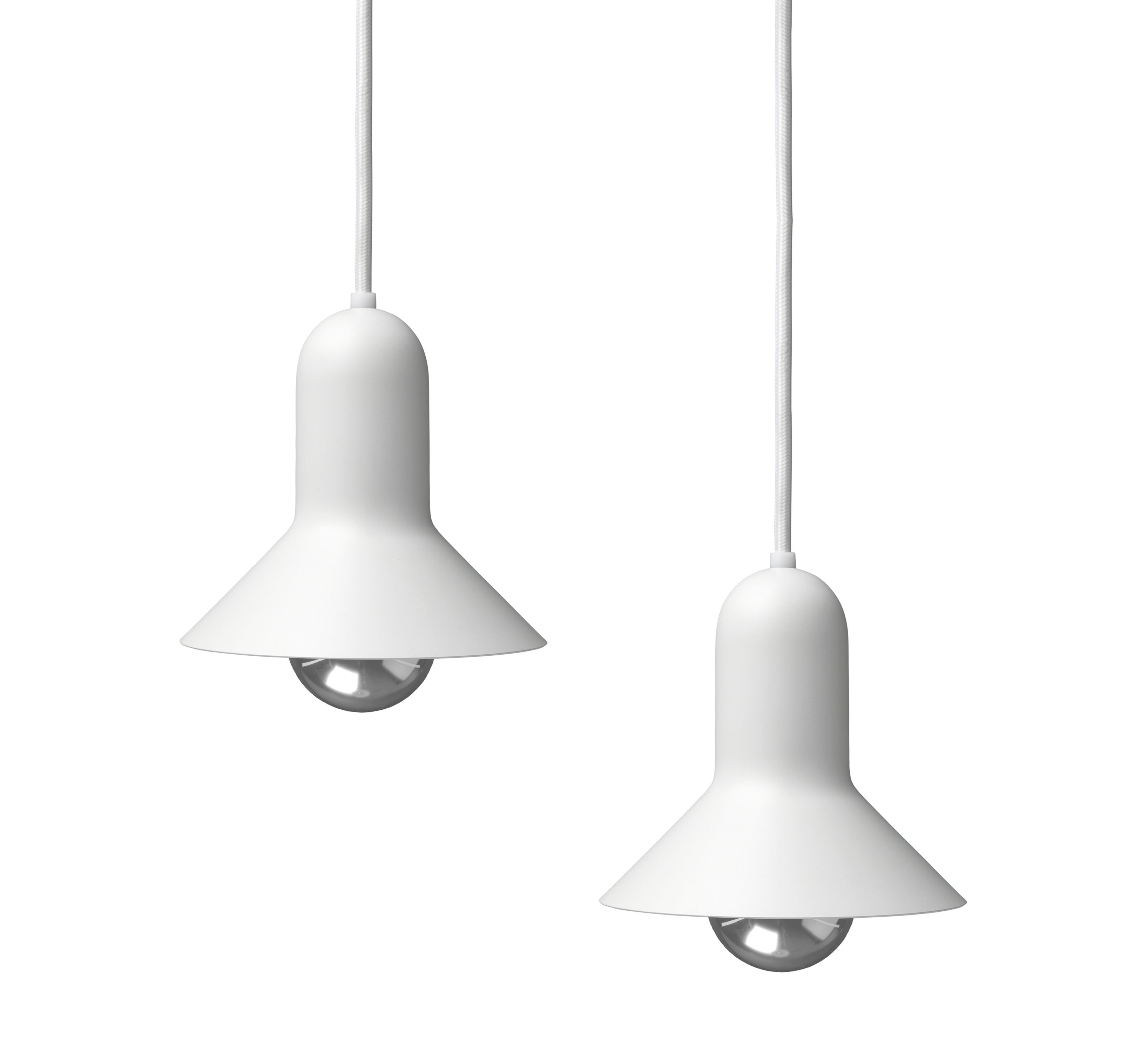 Zwei weiße Carl Hansen & Søn Pendelleuchten BT1091 Confetti mit silberner Kugel, modernes Design.