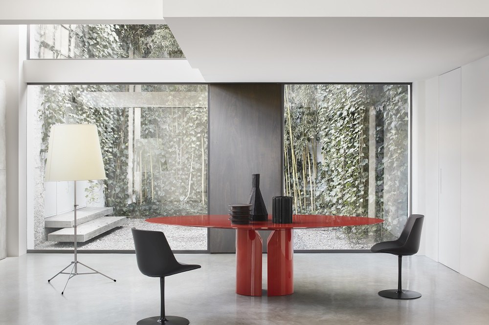 NVL Table: Roter, matter MDF Italia Esstisch mit Stühlen in modernem Interieur.