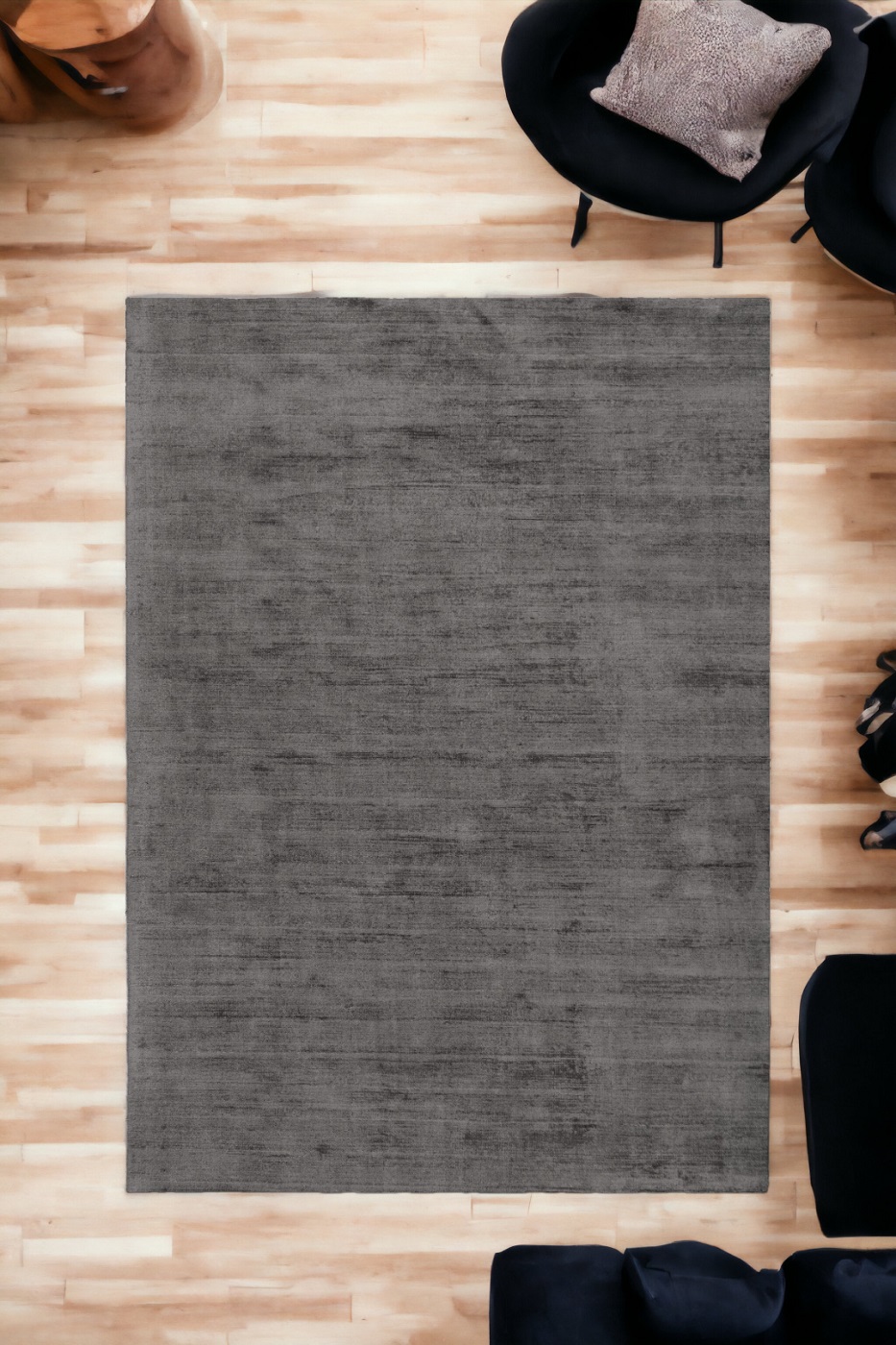 Draufsicht: Grauer miinu Teppich "Evolution Pro" auf hellem Holzboden, umgeben von Möbeln.