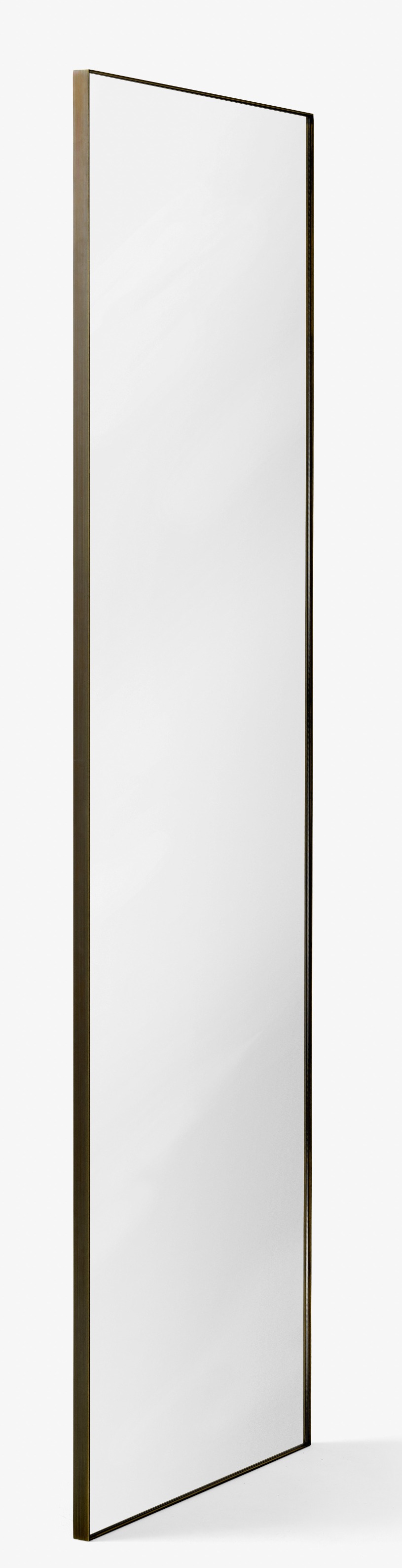 Amore Spiegel von AndTradition, 190cm hoch, mit schmalem, bronzefarbenem Rahmen. Moderner Wandspiegel.