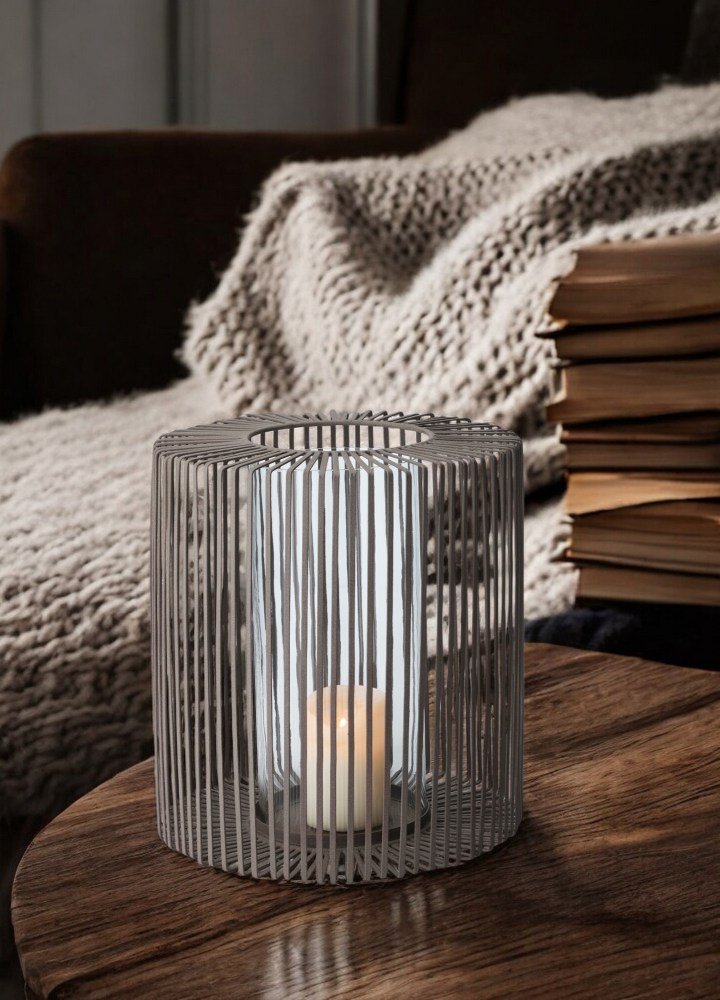 Oslo Windlicht von Philippi, hoch, mit Kerze in Glaszylinder und Metallgestell auf Holztisch.