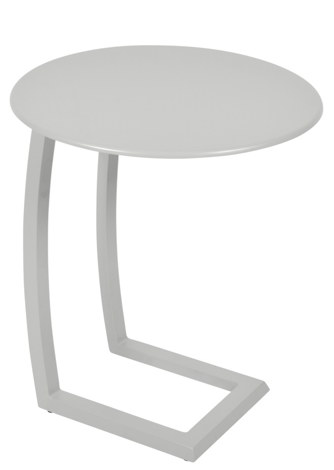 Alizé Outdoor Tisch von Fermob, versetzter Beistelltisch für Garten und Terrasse in Hellgrau.