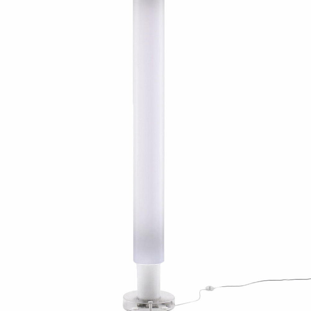 Metacolor Stehleuchte von Artemide: Moderne, zylindrische Stehlampe mit weißem Diffusor für stimmungsvolle Beleuchtung.