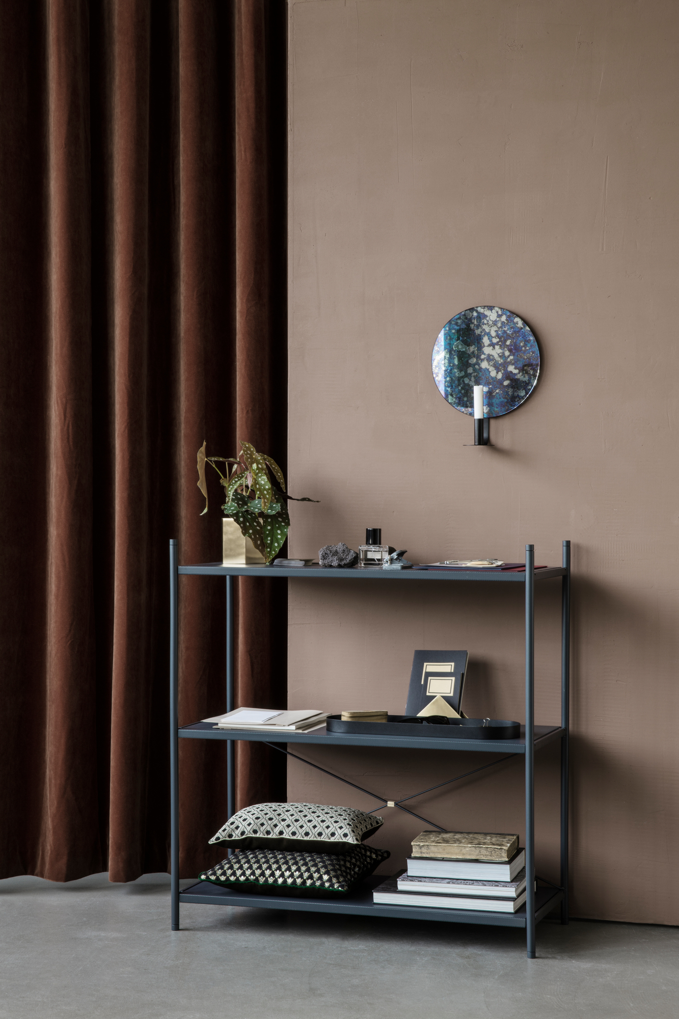 Punctual Shelving System: Graues 1x3 Regal von Ferm Living mit Deko-Objekten und Kissen.