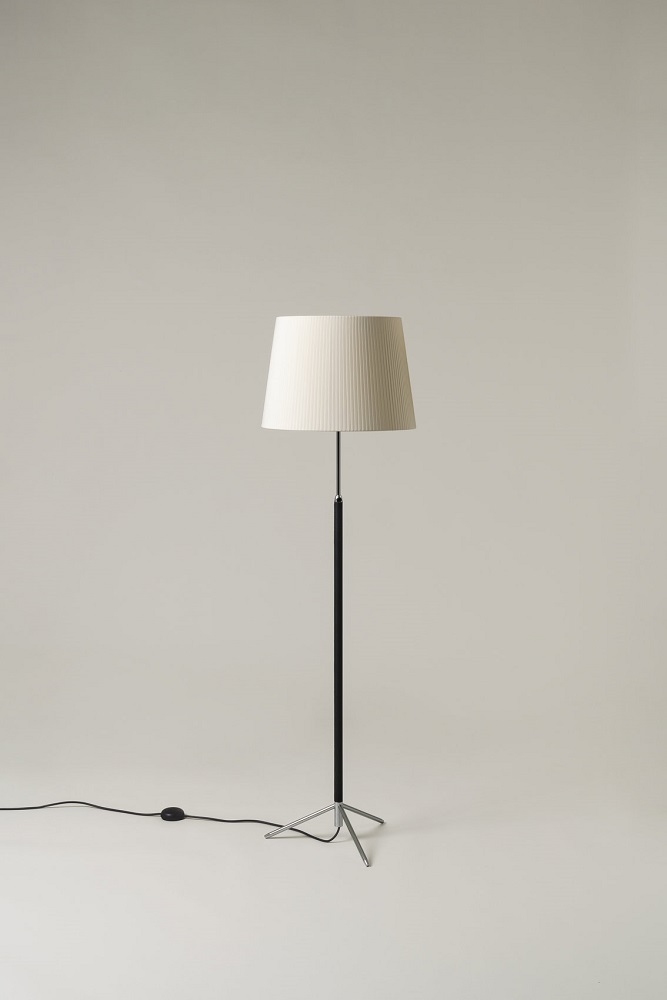 Santa & Cole Stehleuchte Pie de Salon mit beigem Lampenschirm und Stativfuß.