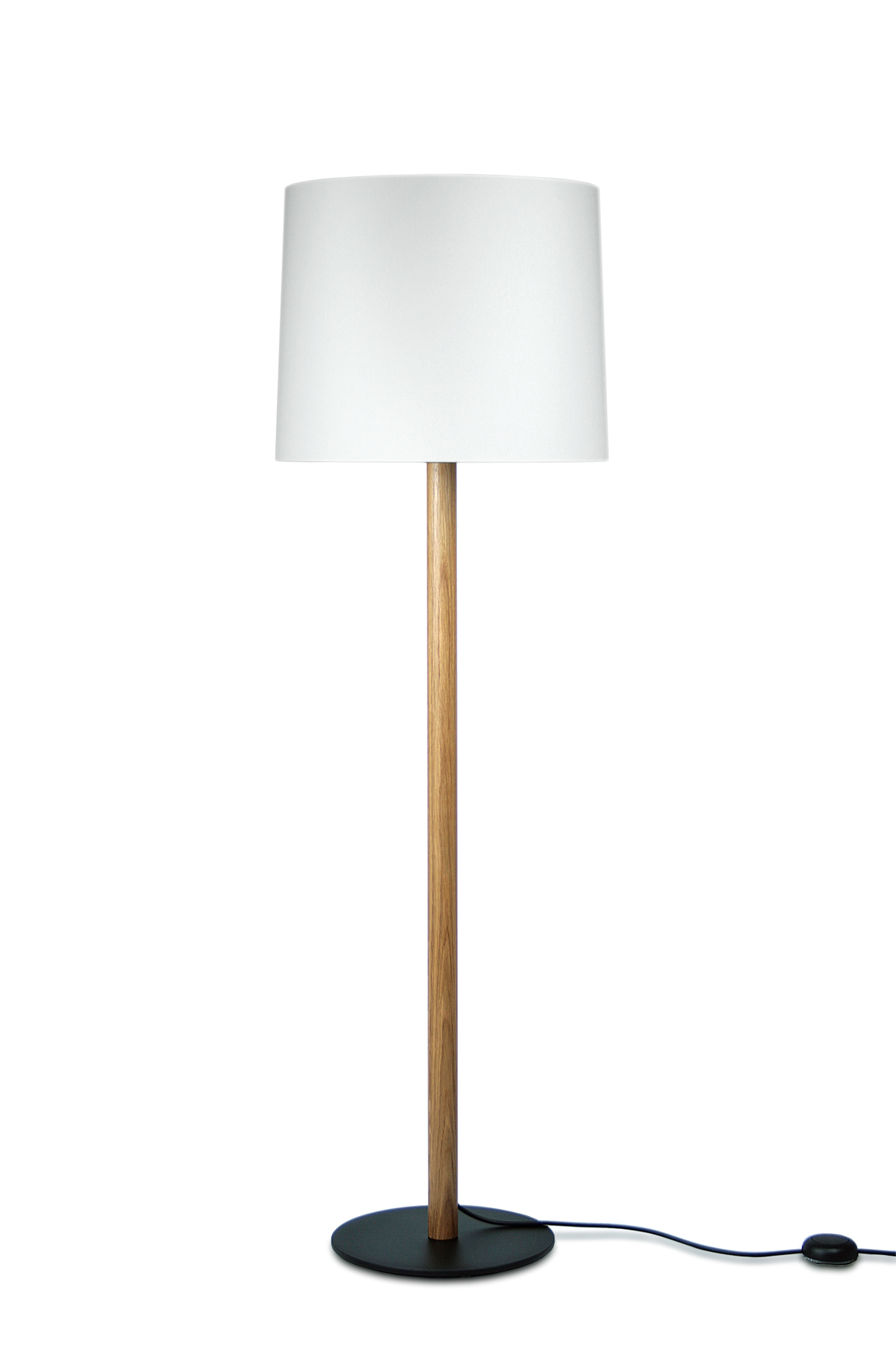 Miyu Stehleuchte von Maigrau: Moderne Lampe mit Eichenholz-Gestell und weißem Lampenschirm.