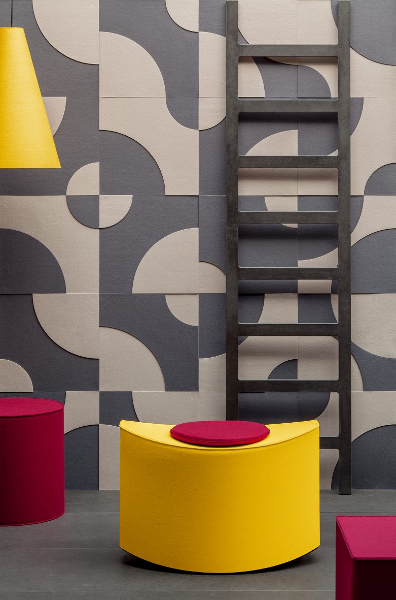 Gelbes Enno Sitzmöbel von Hey Sign mit rotem Sitzkissen, wippendes Oval, Filz, modernes Design.