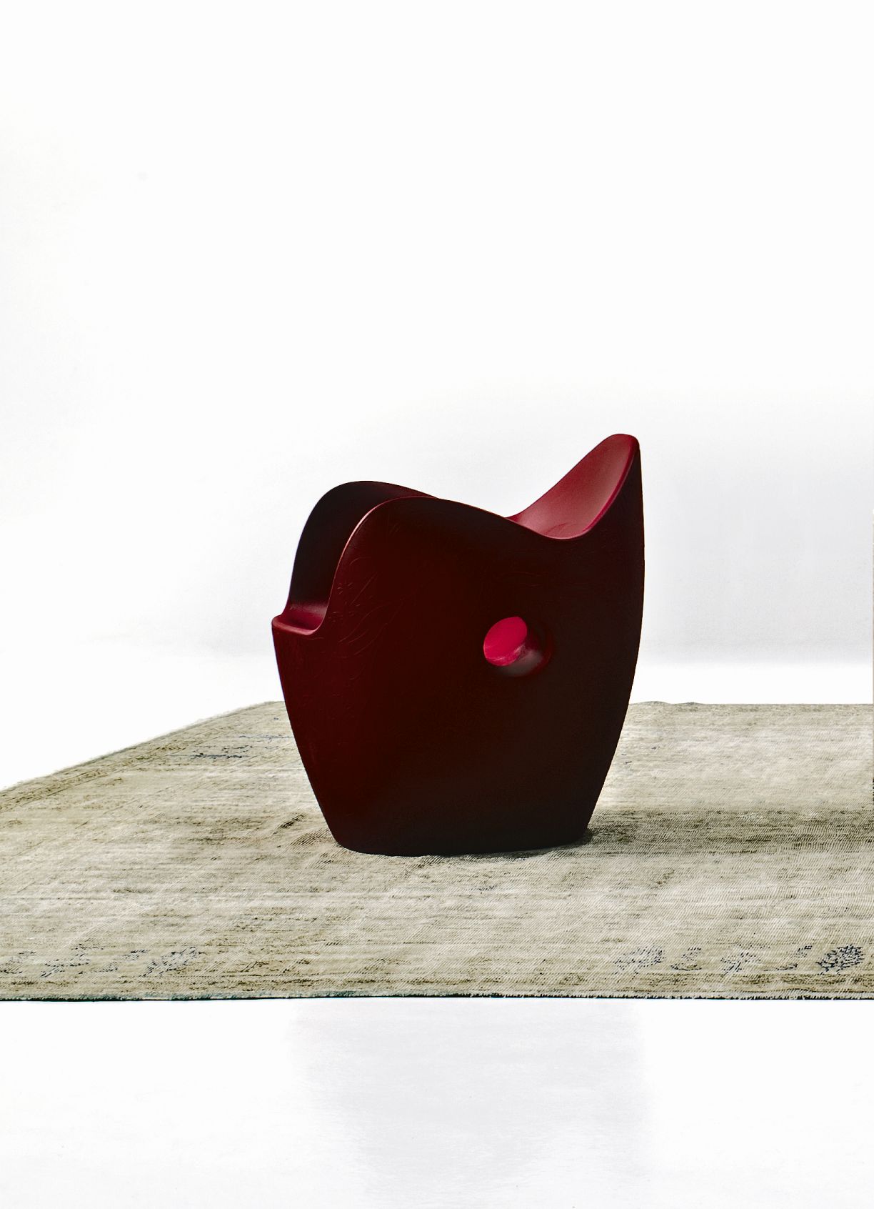 Roter O-Nest Sessel von Moroso, modernes Designmöbel für Wohnzimmer und Lounge-Bereiche.