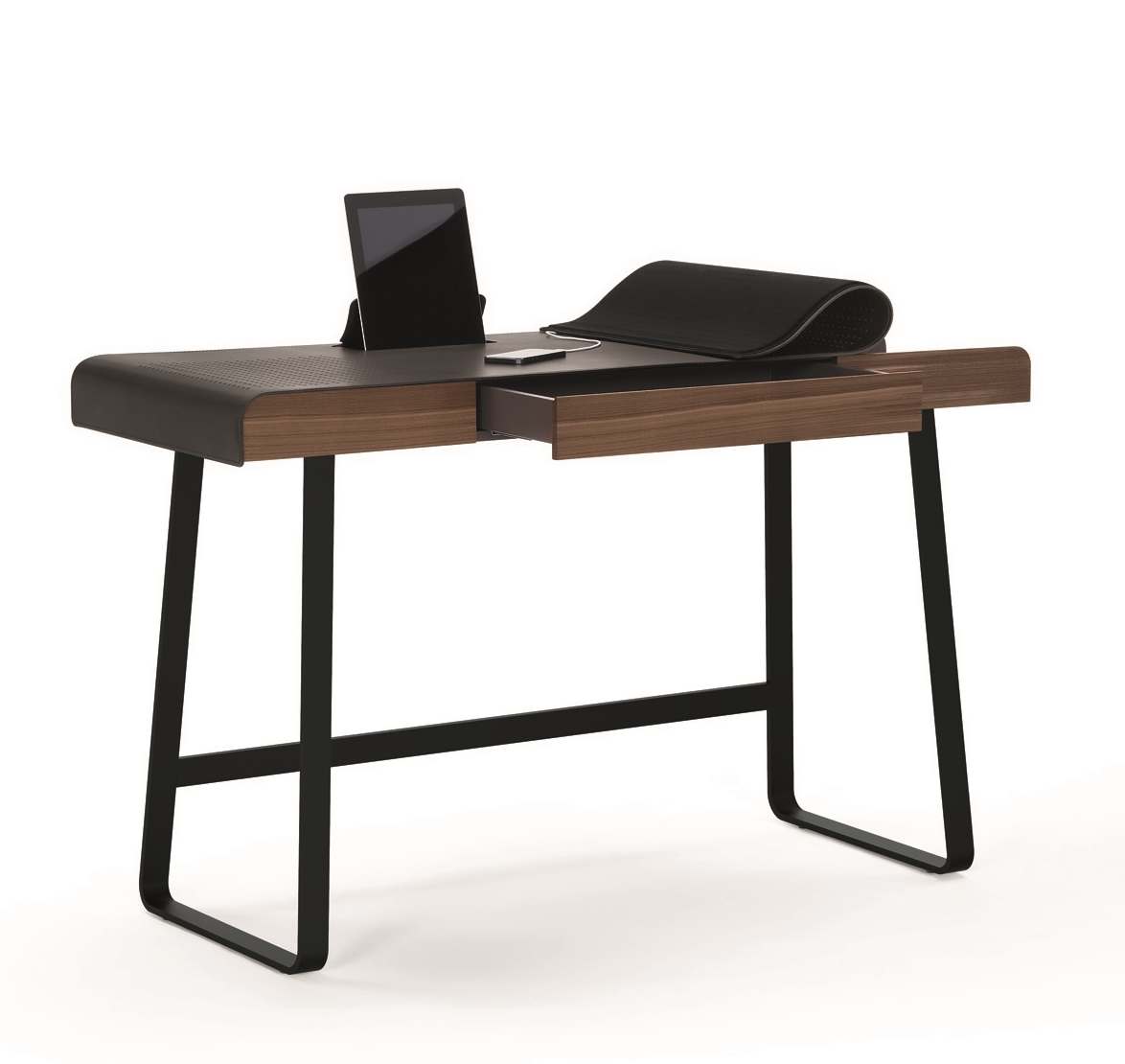Pegasus Home Desk Schreibtisch von ClassiCon mit Tablet, Mauspad und offener Schublade. Moderner Bürotisch.