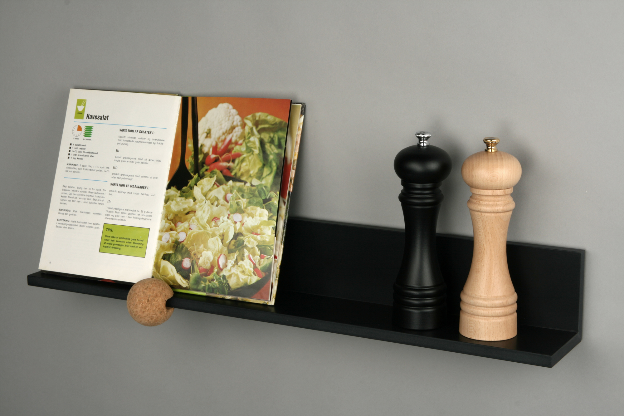 Schwarzes Wandboard "Straights" als Einzelstück. Dekorative Ablage für Kochbuch, Salz- und Pfeffermühle. Modernes Wandregal für Küche und Wohnraum.