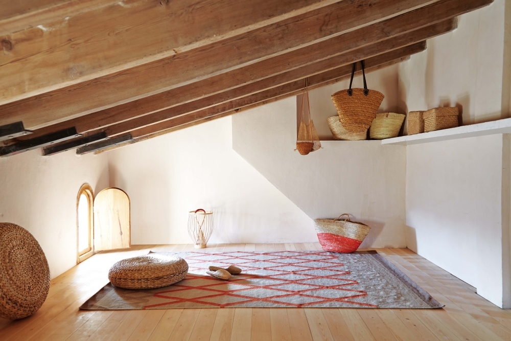 Kilim Teppich mit Rautenmuster im Dachgeschoss. Handgewebter Teppich von GAN mit natürlicher Textur.