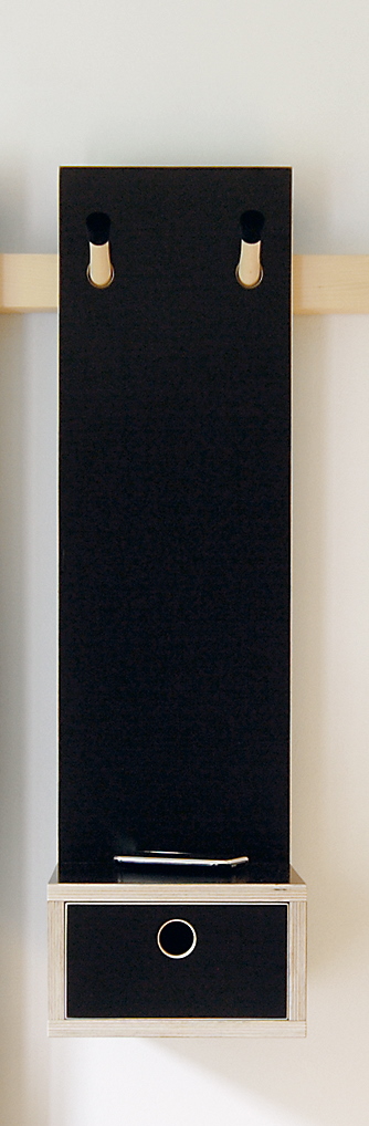 Schwarze Rechenbeispiel Ablage von Nils Holger Moormann mit Schubkasten und zwei goldenen Aufhängungen.