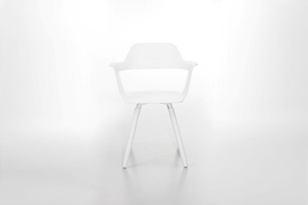 Weißer Muse Chair Stuhl mit Armlehnen und minimalistischem Design, perfekt für moderne Wohnräume.