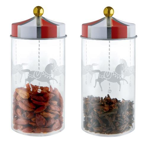 Alessi Circus Gewürzbehälter Set: Zwei Glasbehälter mit Karussell-Motiv und Gewürzen.