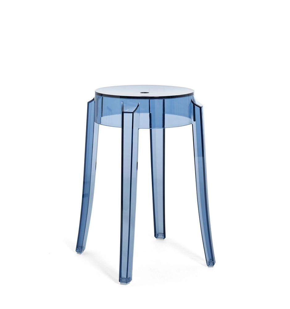 Blauer, transparenter Charles Ghost Hocker von Kartell, ideal als Design Sitzmöbel für moderne Wohnräume.