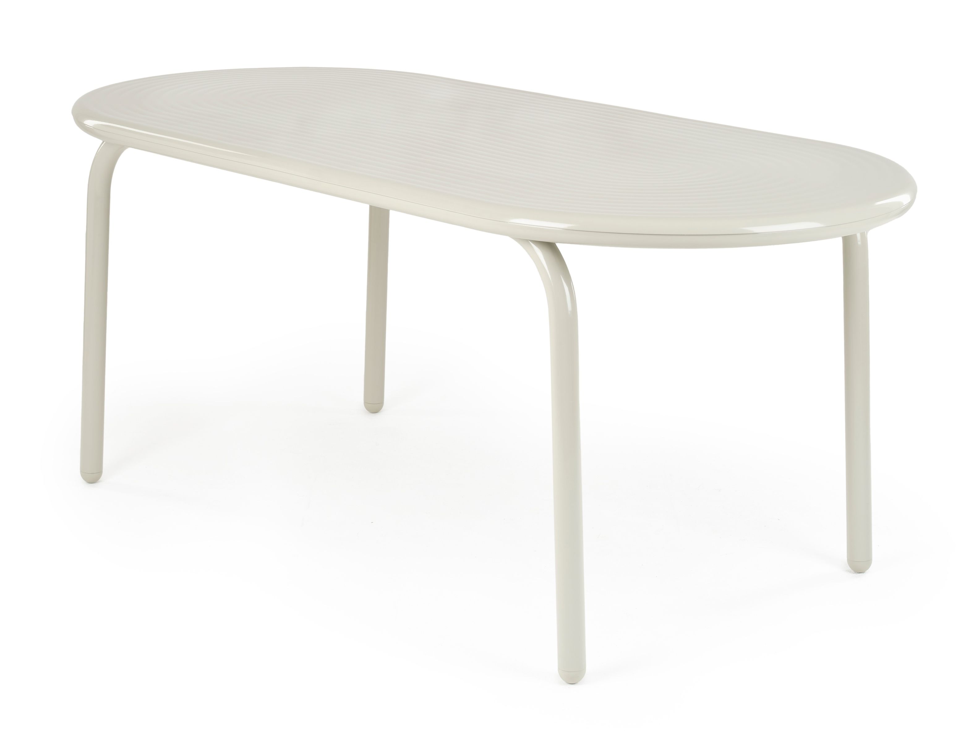 Ovaler Groove Outdoor Tisch von Tom Dixon in Putty Farbe auf weißem Hintergrund.