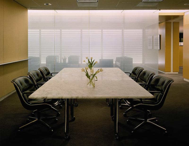 Pollock Executive Drehstuhl von Knoll International mit Armlehnen in einem Konferenzraum.