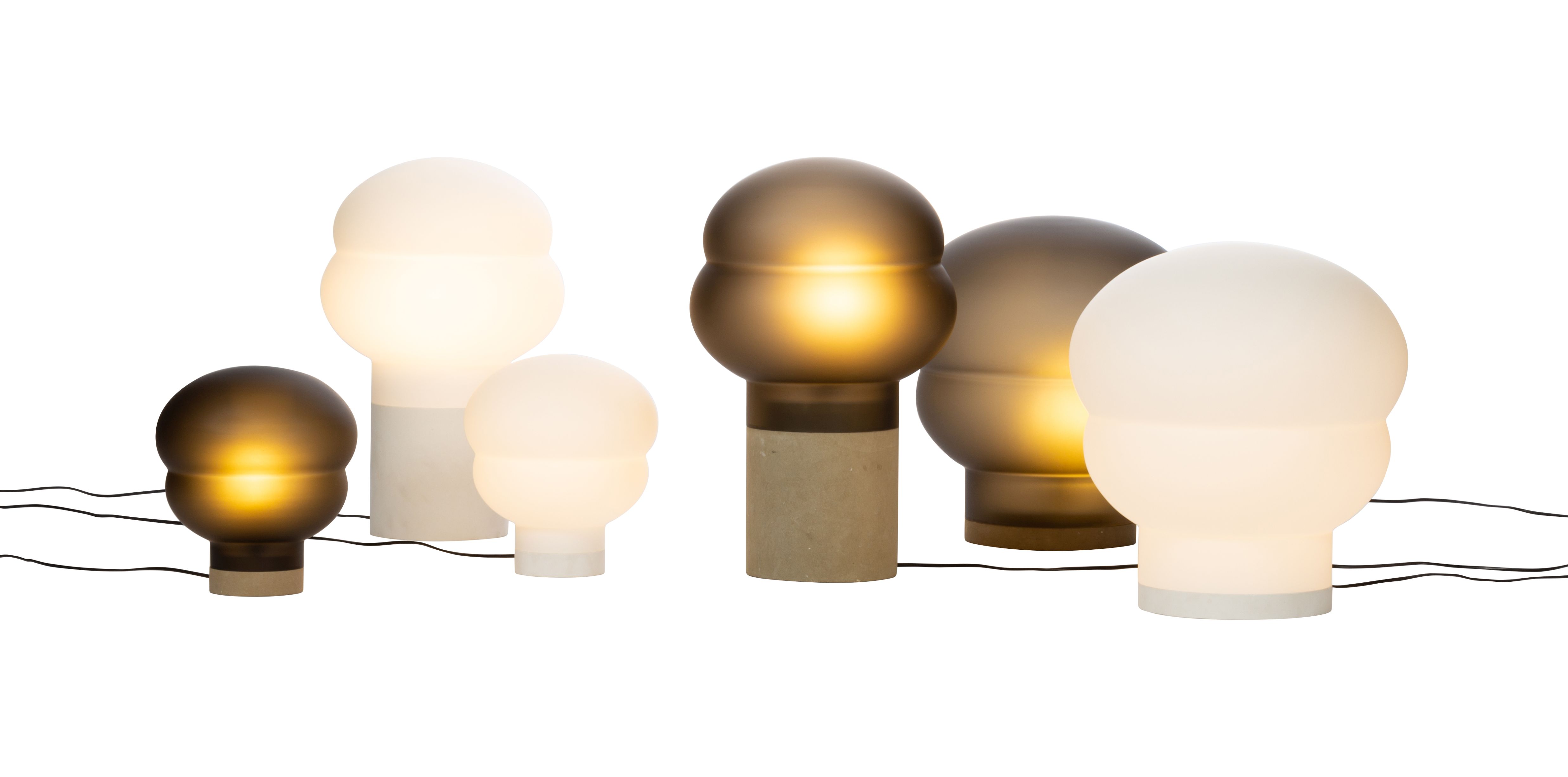 Kumo Tischleuchten von Pulpo, verschiedene Größen und Farben, moderne Wohnraumbeleuchtung.