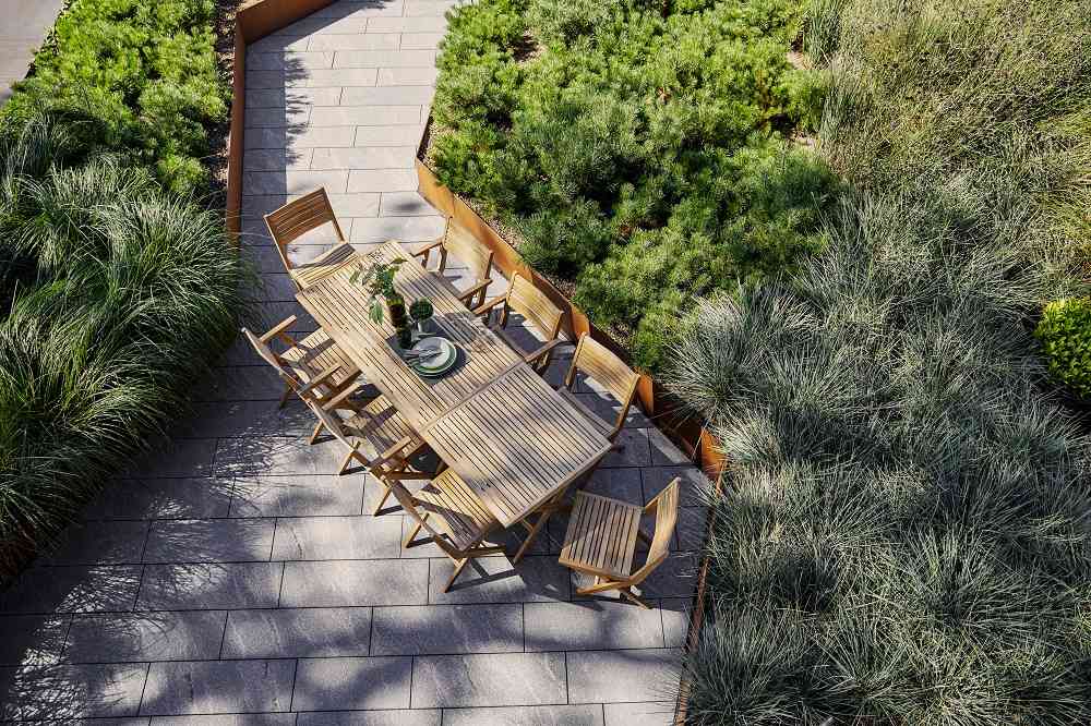 Außenansicht mit Cane-Line Flip Stühlen, klappbar, aus Teakholz, als 2er Set.