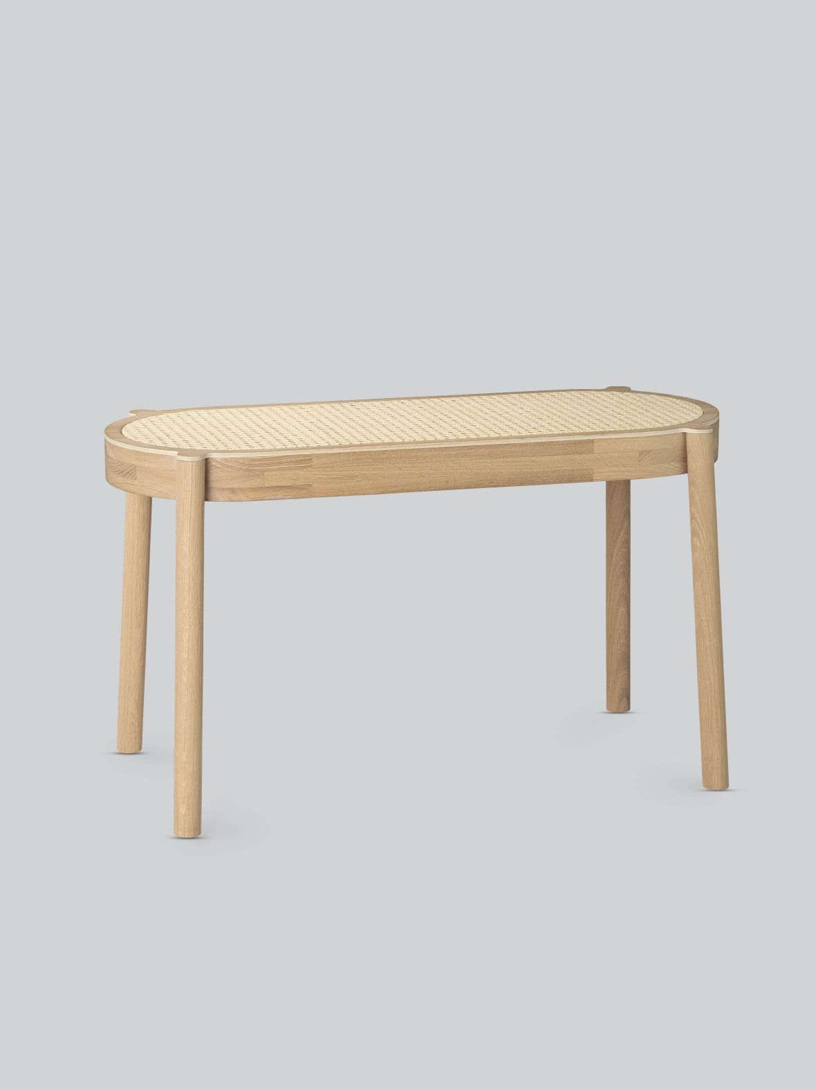 Pal Bank Northern: Helle Holzbank mit ovaler Sitzfläche aus Rattan, modernes Möbeldesign.