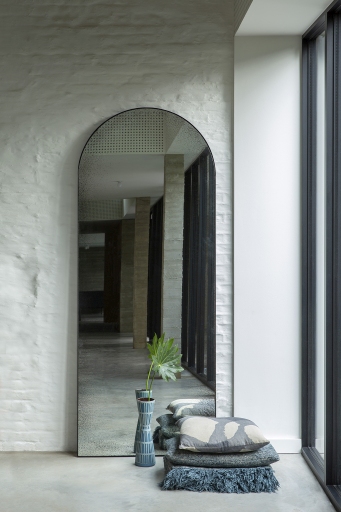 Ethnicraft Gate Bodenspiegel: Ganzkörperspiegel mit abgerundetem Rahmen und minimalistischem Design für moderne Einrichtungen.