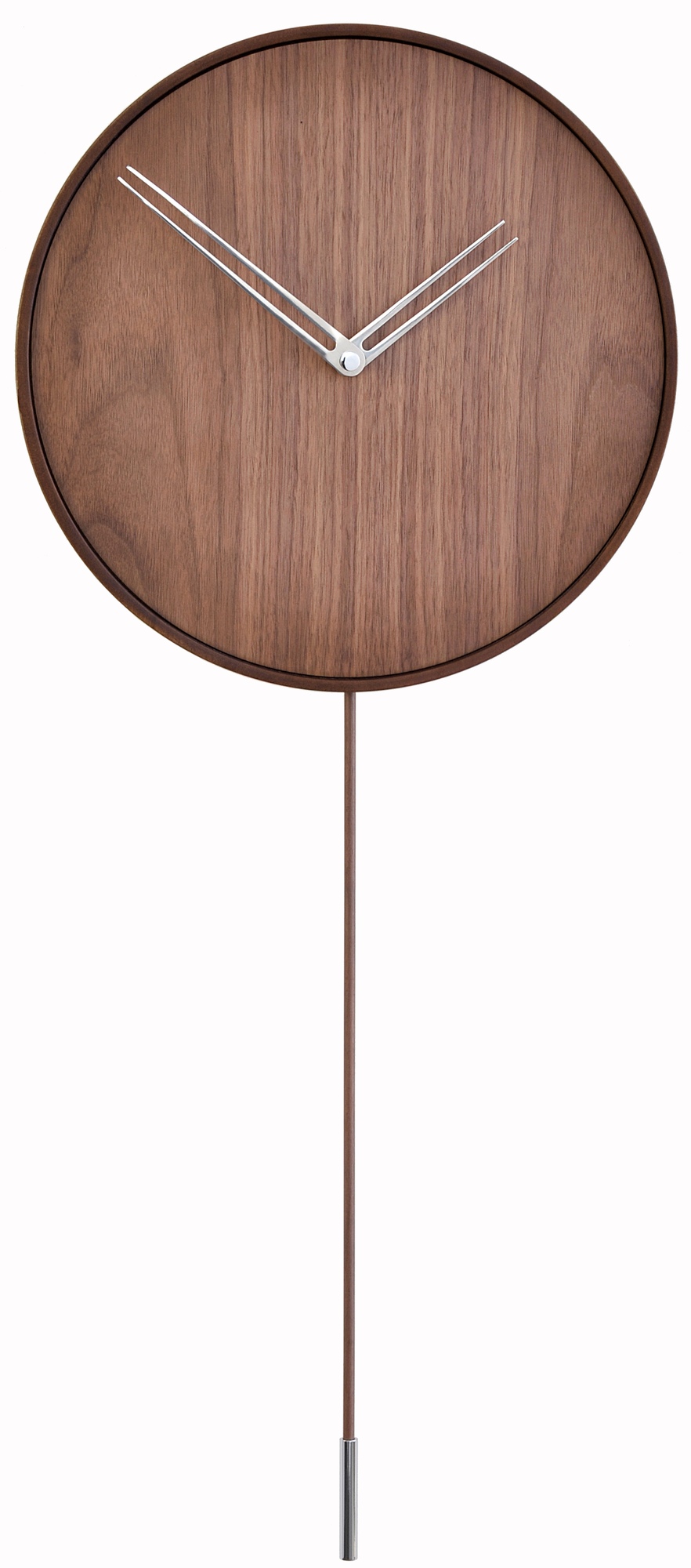 Swing i Wanduhr: Runde Holzwanduhr mit Pendel und silbernen Zeigern, modernes Design für Wohnzimmer.