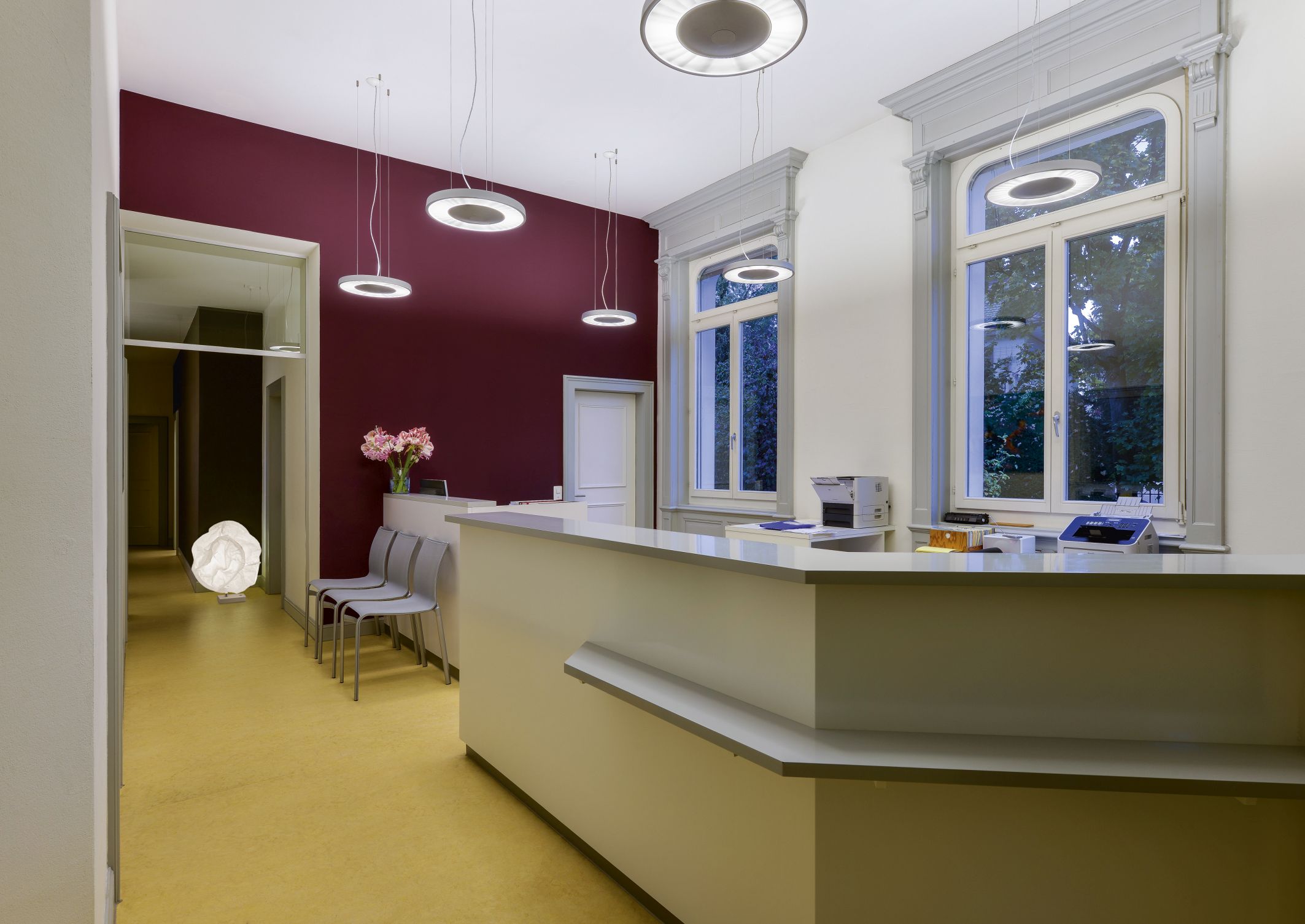 Empfangsbereich mit Belux Disk Pendelleuchten in Weiß, 3000K, für moderne Beleuchtung.