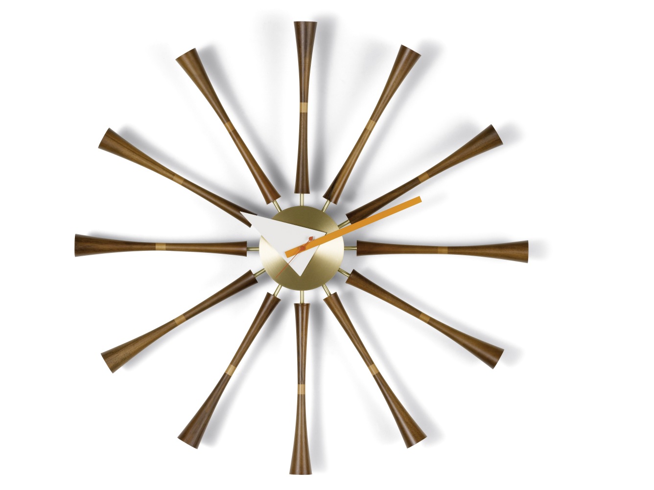 Vitra Spindle Clock Wanduhr mit Holzstäben und goldenem Ziffernblatt, modernes Design.